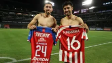 Héctor Herrera y Oribe Peralta tras el encuentro entre Chivas vs Atlético de Madrid