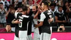 Jugadores de Juventus festejan gol