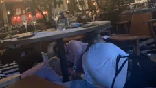 Personas pecho tierra tras balacera en Artz Pedregal