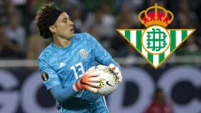 Guillermo Ochoa despeja con las manos