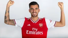 Dani Ceballos posa con la camisera del Arsenal