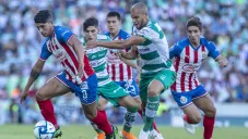 Pulido en la disputa por el balón durante el partido ante Santos de la jornada pasada