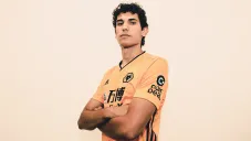 Jesús Vallejo, con la playera de los Wolves