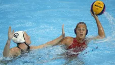Kaleigh Gilchrist jugando un partido de waterpolo