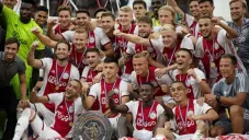 Jugadores del Ajax con la Supercopa