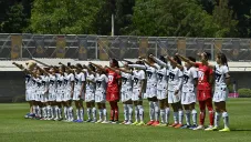 Jugadoras de Pumas escuchan el himno de la UNAM