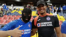 El Potro de Acero posa junto al afortunado ganador