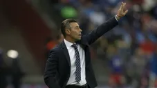 Pedro Caixinha levanta la mano en un juego de Cruz Azul