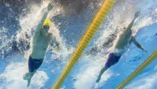 Atletas participan durante el Mundial de Natación de Gwangju