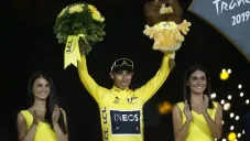 Egan Bernal festeja tras ganar el Tour de Francia 2019