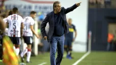 Tomás Boy dirige a sus pupilos en un encuentro ante Boca Juniors