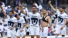 Jugadores de Pumas festejan tras vencer a Necaxa