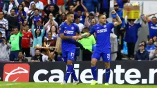Édgar Méndez y Jonathan Rodríguez festejan un gol de Cruz Azul
