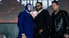 Blue Demon Jr. y Dr. Wagner Jr. posan para los medios