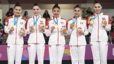 Karen Villanueva, Ana Galindo, Mildred Maldonado, Adriana Hernández y Britany Sainz con la medalla de oro