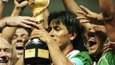 Claudio levanta el trofeo de la Copa Confederaciones de 1999