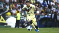 Nico Castillo conduce el balón en un juego del América
