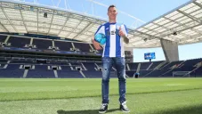 Mateus posa con la playera del Porto