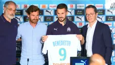 Daró Benedetto posa con su jersey del Marsella