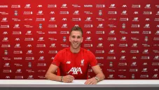 Adrián en la firma de su nuevo contrato con Liverpool