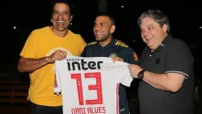 Dani Alves posando como nuevo jugador del Sao Paulo