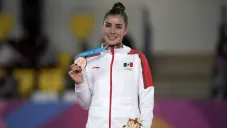 Dafne Navarro posa con la medalla de Bronce que ganó en Lima 2019