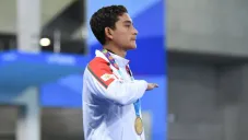 Kevin Berlín, en la premiación de clavados