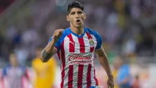 Alan Pulido celebra una anotación frente a Tigres