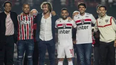 Dani Alves posa junto a exjugadores del Sao Paulo