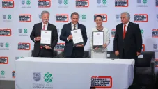 Chase Carey, Alejandro Soberón, Claudia Sheinbaum y Miguel Torruco durante la firma del convenio entre el Gobierno de la Ciudad de México y la Fórmula 1