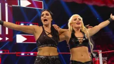 Mandy Rose celebra sobre el ring