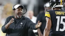 Darryl Drake da indicaciones a sus jugadores