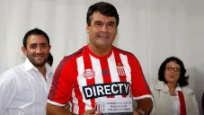 José Luis Brown recibe un reconocimientos de Estudiantes