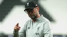 Jürgen Klopp dirige a sus pupilos en un entrenamiento