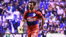 Oswaldo Alanís, durante un duelo con Chivas
