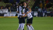 Jugadores de Rayados festejan un gol
