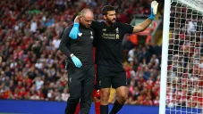 Alisson es ayudado por personal médico del Liverpool