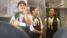 Momento en que sobrecargos dan mensaje a Jonathan