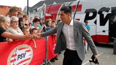 Erick Gutiérrez saluda a la afición previo al arranque de un juego