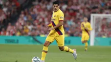 Luis Suárez conduce el balón en juego contra Athletic Club de Bilbao