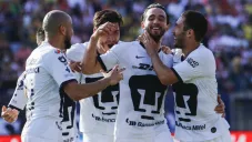 Jugadores de Pumas festejan un gol