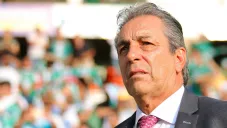 Tomás Boy , técnico de Chivas, en el Camp Nou