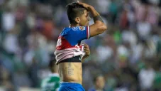 Alan Pulido lamentándose en el partido de Chivas ante León