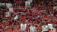 Afición de Union Berlin recuerda a sus familiares fallecidos