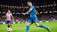 Cristiano Ronaldo conduce balón en juego contra Atléticos de Madrid