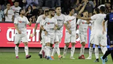 Carlos Vela levanta el brazo tras anotar un gol con Los Angeles FC