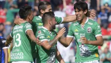 José Juan Macías celebra con sus compañeros una de sus anotaciones ante Querétaro