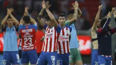 Jugadores de Chivas aplaudiendo a la afición rojiblanca