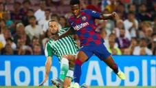 Ansu Fati disputa el balón en su debut con Barcelona