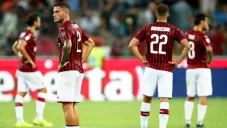 Jugadores del Milan lamentando la derrota